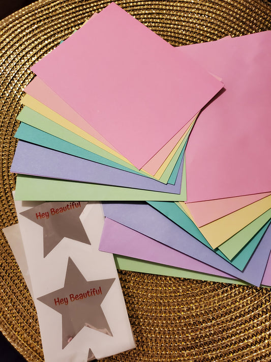 Set de tarjetas de agradecimiento de colores en blanco con sus stickers y sobre